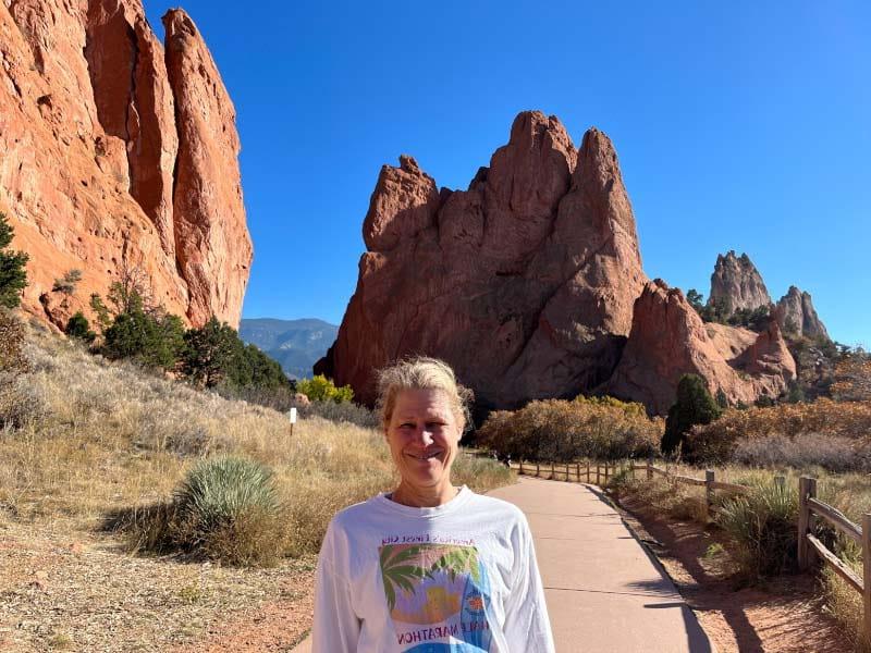 Dr. 2023年，黛博拉·罗姆·杨在科罗拉多州的众神花园公园散步. (图片由博士提供. Deborah Rohm Young)